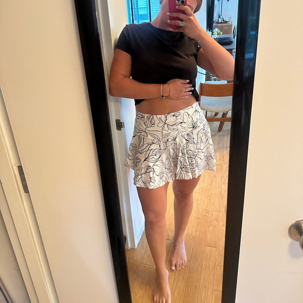 Black and White print H&M mini skirt